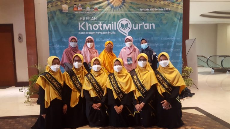 Read more about the article Khotmil Quran 2021 (8 Hafidzah dari SMAIT Abu Bakar Yogyakarta)