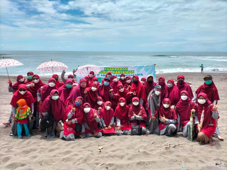 Read more about the article Keakraban Guru dan Karyawan SMA IT Abu bakar Yogyakarta