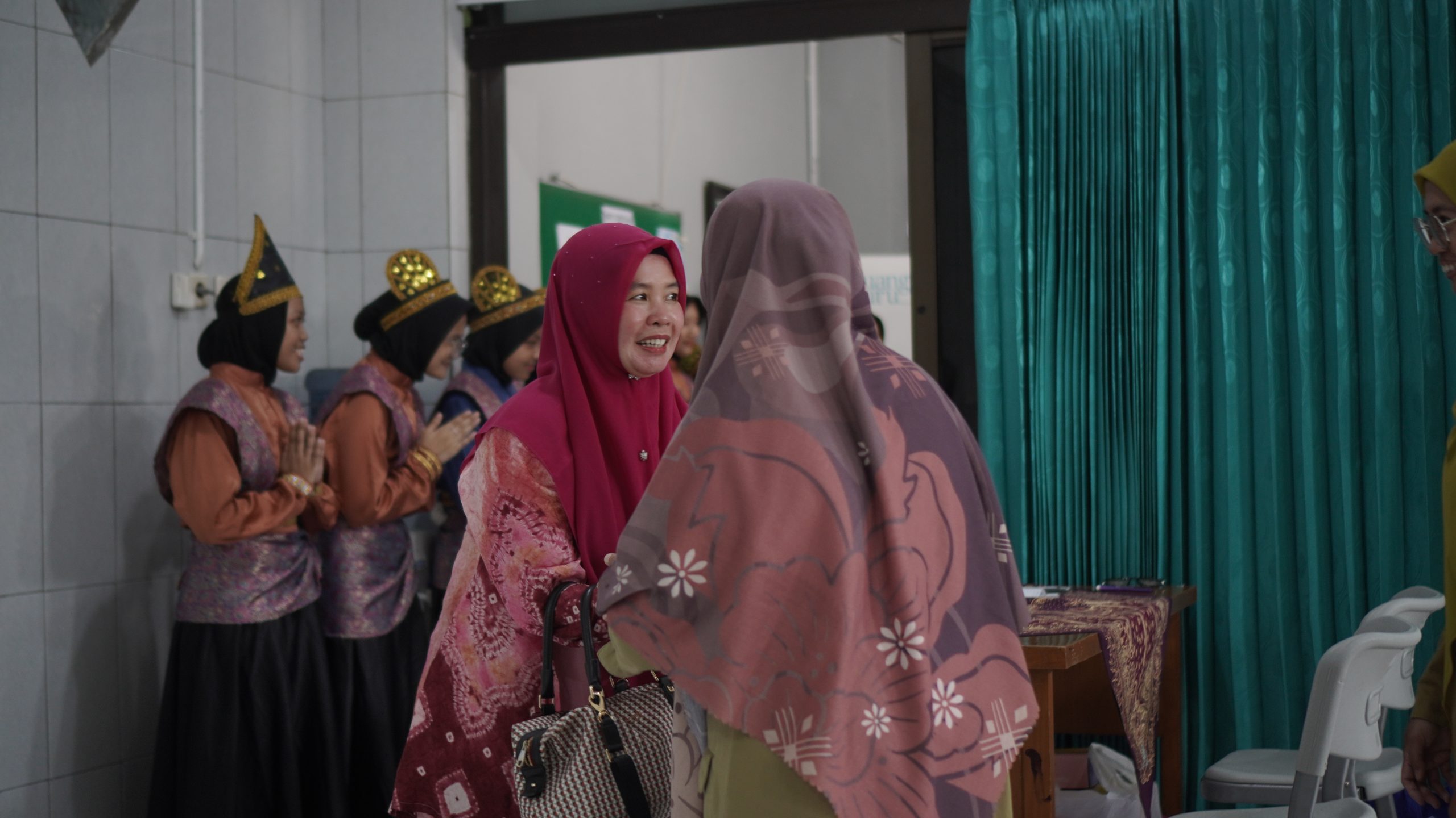 You are currently viewing Studi Tiru Pemanfaatan Teknologi untuk pembuatan Media Pembelajaran lnteraktif Dinas Pendidikan Sumatera Selatan di SMA IT Abu Bakar Yogyakarta