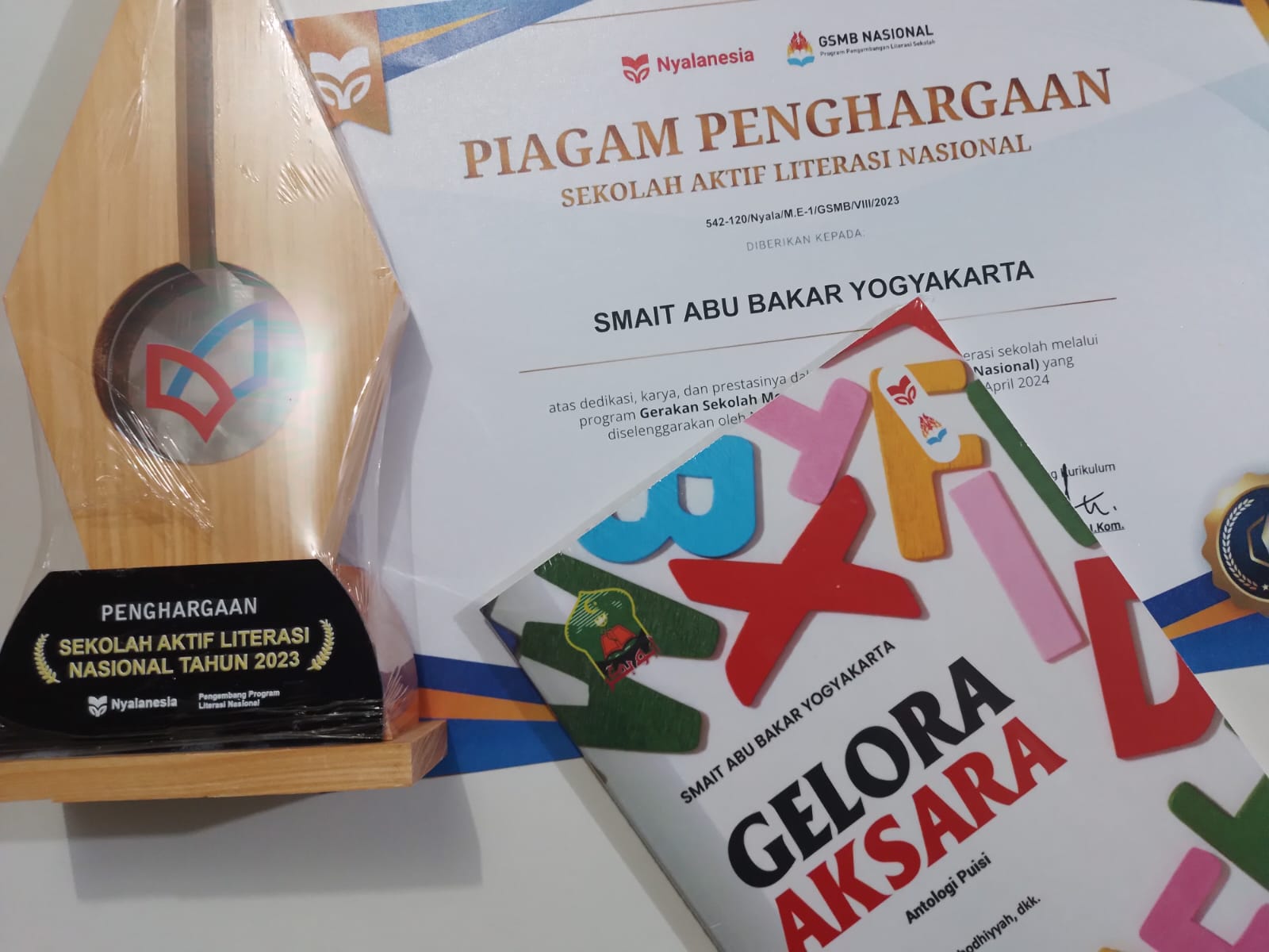 You are currently viewing “Gelora Aksara” – Kumpulan Puisi SMAIT Abu Bakar Yogyakarta yang Memukau