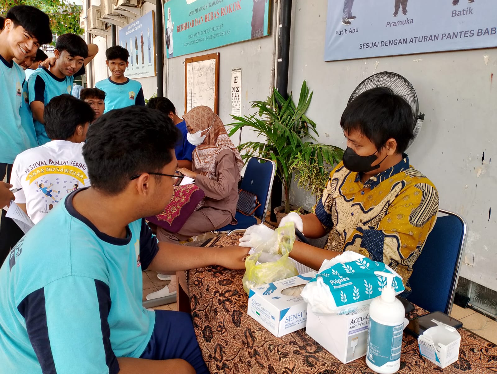 Skrining Kesehatan dan Penyalahgunaan Narkoba: Upaya Membangun Kesadaran Kesehatan di SMAIT Abu Bakar Yogyakarta