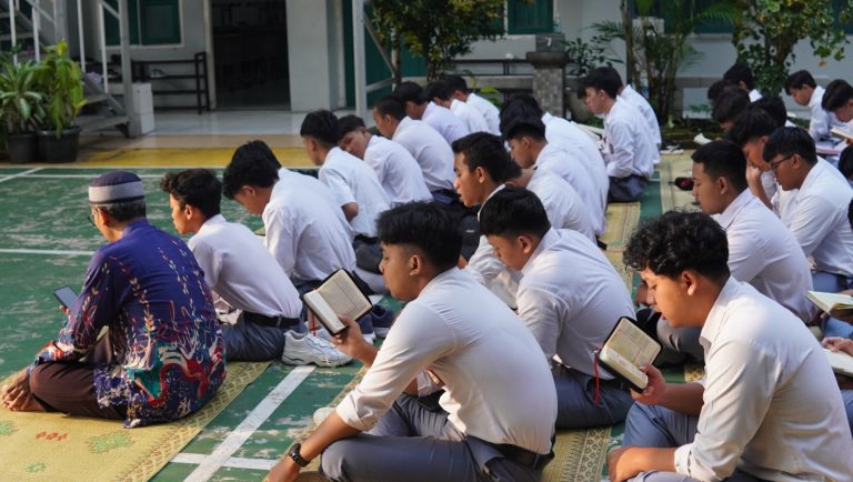 Read more about the article KUATKAN RUHIYAH SISWA MELALUI PEMBIASAAN TILAWAH DAN ASMA’UL HUSNA